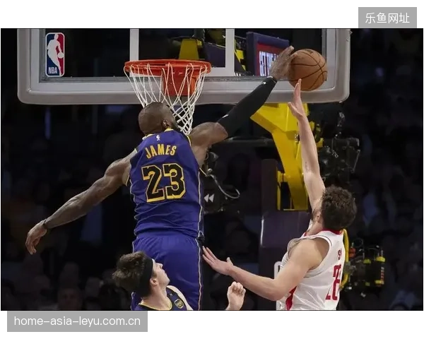 NBA球星背扣致胜，篮筐差点被他扯下来